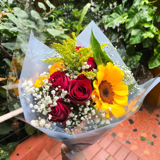 Buquê de 7 Rosas Vermelhas e 2 Girassol