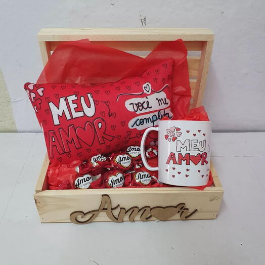 Bau amor com almofada, caneca e bombons