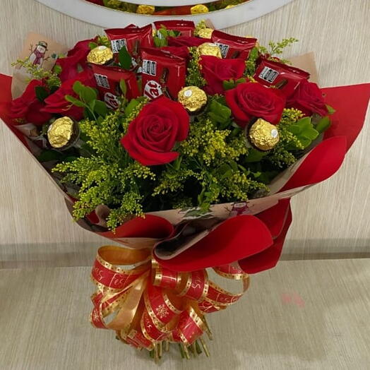 Buquê com Rosas com Ferrero e Kit Kat