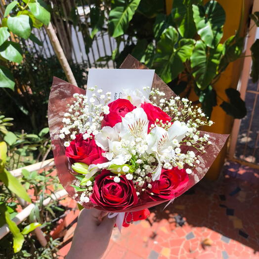 Buquê de 5 Rosas Vermelhas e Pelucia
