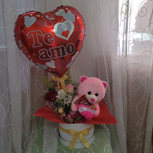 Caixa bouquet com 3 rosas coloridas urso e balão