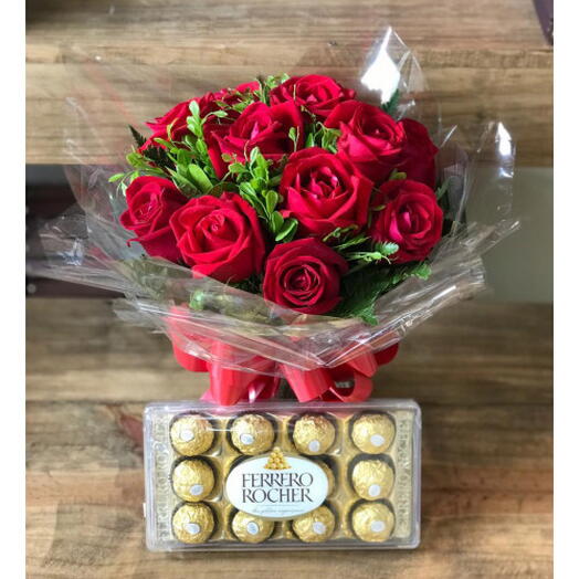 Buquê de 12 Rosas com Ferrero