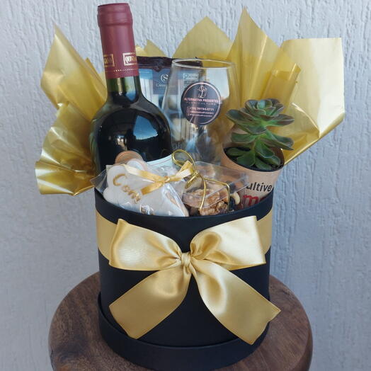 Cesta box com vinho e petiscos dourada