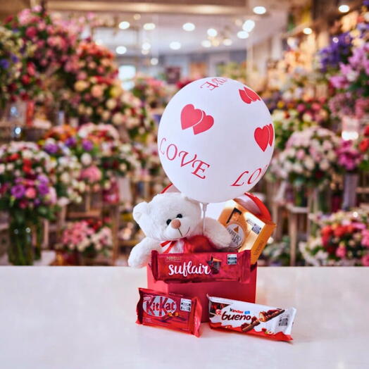 Cesta com chocolates e urso de pelucia