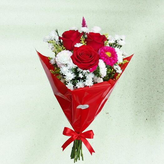 Buquê Trio de Rosas Vermelhas com Flores do Campo