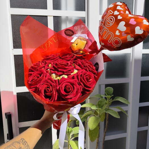 Buquê de Ferrero Rocher com rosas Realeza + Bilhete