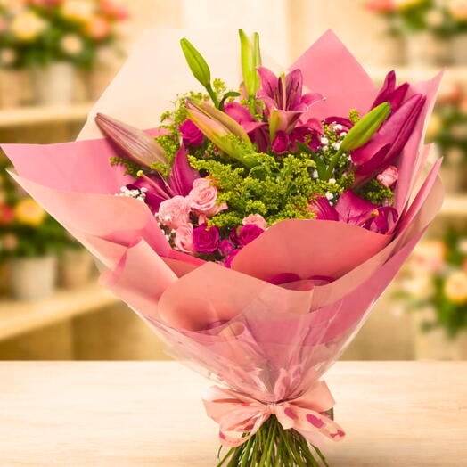 Bouquet de lirios rosas com mini rosas pink e rosa claro