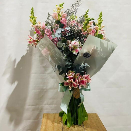 Buque de Astromelias com Folhagens