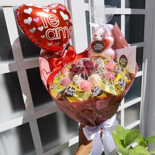 Buquê de Chocolate com Morangos e Bombons Sonho + Pelucia, Balão coração e Bilhete