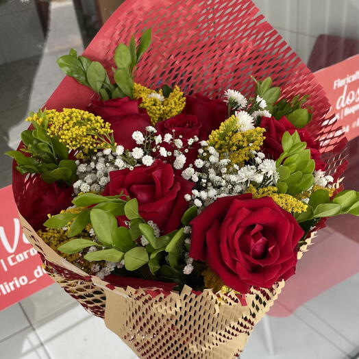Buquê com 7 Rosas Vermelhas com Composição