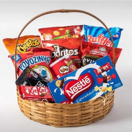 Cesta de chocolates e guloseimas