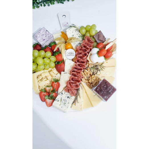 Tabua de Frios com Espetinho Caprese