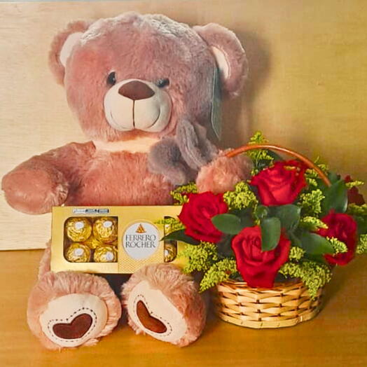 Urso de Pelucia e Cestas com Flores e Chocolates
