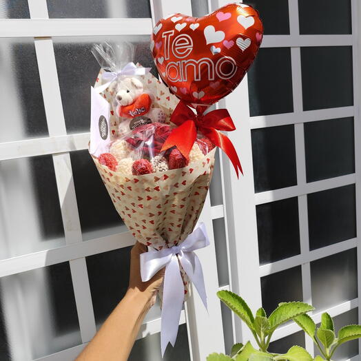 Buquê de chocolate com morangos e uvas Carinho + Pelucia, Balão coração e Bilhete