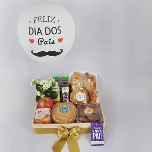 Cesta de cafe da manha dia pais com bolo cookies e pão de batata