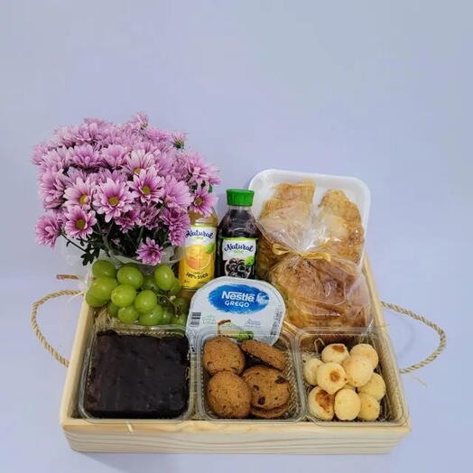 Cesta de Cafe da Manha com Bolo Cookies e Pão de Queijo