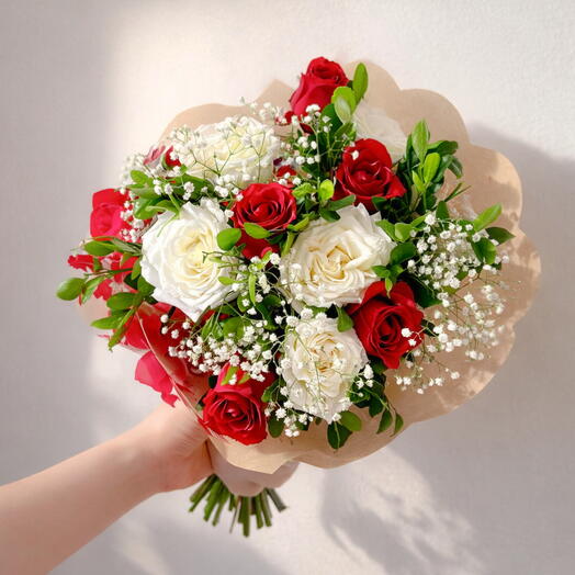 Buquê de Rosas Vermelhas e Brancas