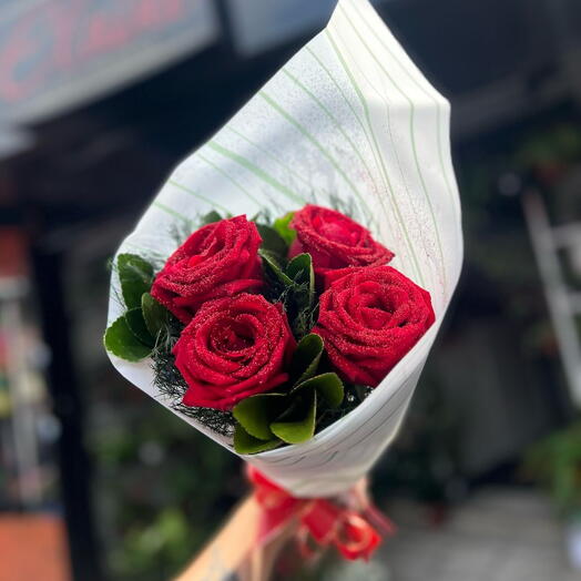 Buquê com 4 Rosas Vermelhas