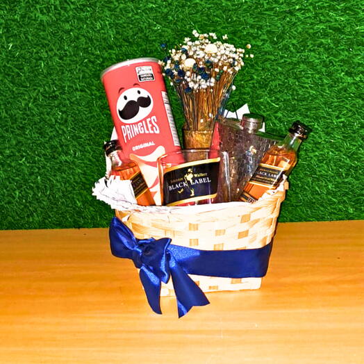 Cesta com miniatura de whisky Black LABEL 12 ANOS