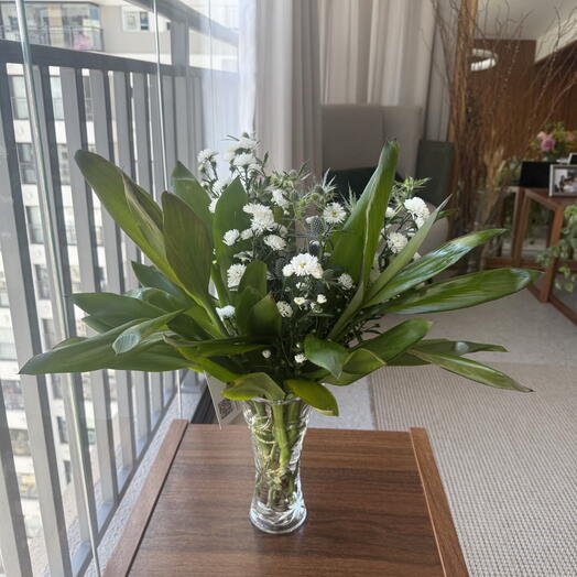 Vaso de Vidro com Flores Brancas