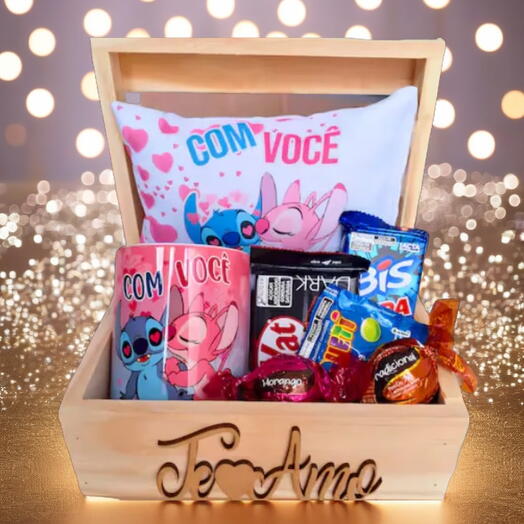Cesta Chocolates  "Te Amo" com Caneca e Almofada "Com Você" Stitch