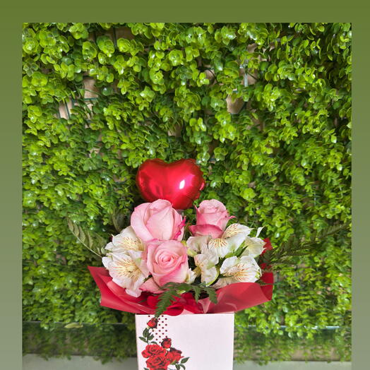 Arranjo Encanto com Rosas, Astromelias e Mini Balão de Coração