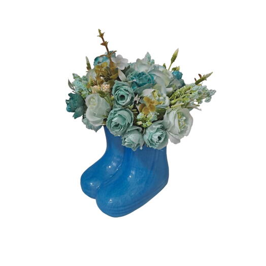 Arranjo vaso modelo bota azul com flores artificiais