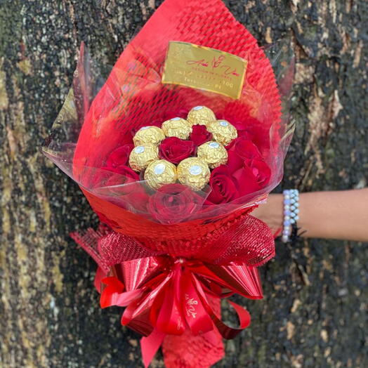 Buquê de Rosas com Ferreiro Rocher ( A embalagem Pode Variar de Acordo com a Disponibilidade)