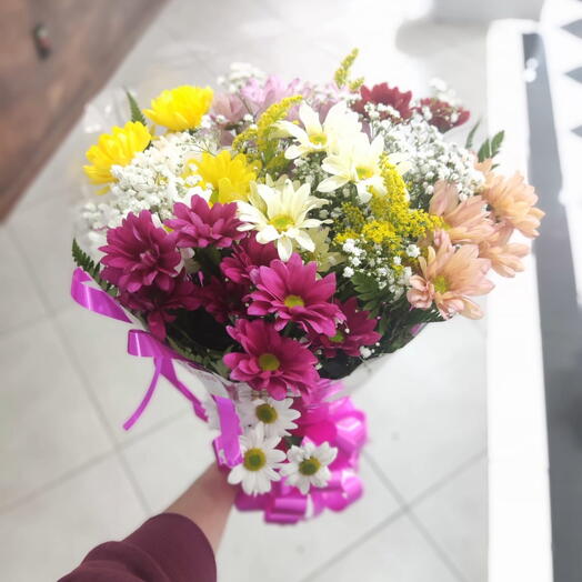 Buquê Com 12 Margaridas Coloridas