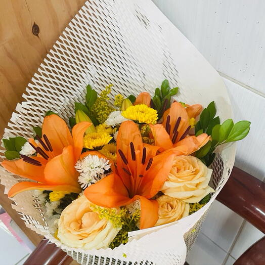 Buquê de Lirios Laranja com Rosas Cha