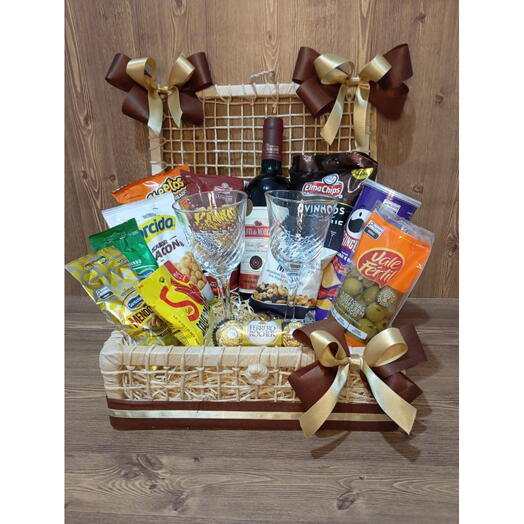 Cesta Bau Personalizada com 2 Taças de Vidro e Petiscos