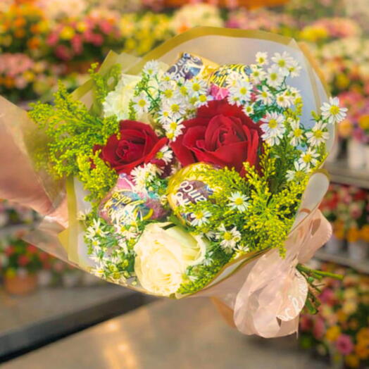 Bouquet e rosas vermelhas e brancas com bombons