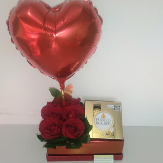 Caixa com 6 rosas 4 chocolates e balão