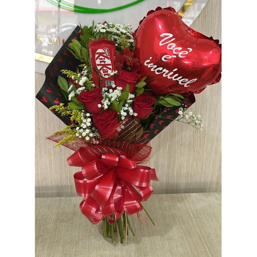 Buquê 8 Rosas com 2 Kit Kat e Balão Personalizado