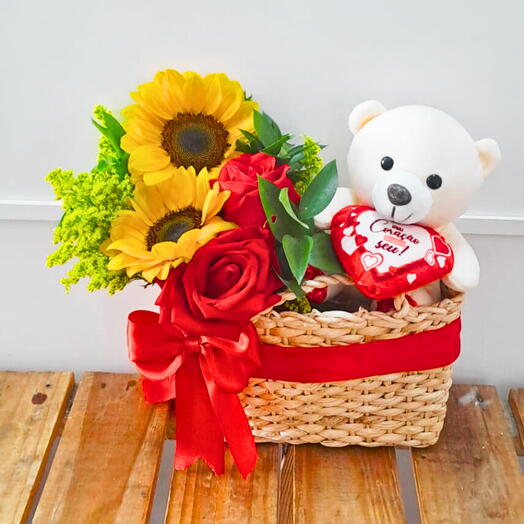 Cesta com urso e arranjo de flores naturais
