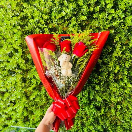 Buquê com Rosas e Mini Pelucia