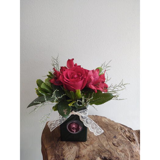 Arranjo com 2 Rosas e Flores Variadas