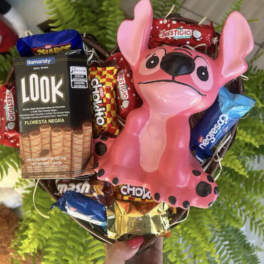 Cesta de coração com Stitch decorativo de cerâmica e chocolate