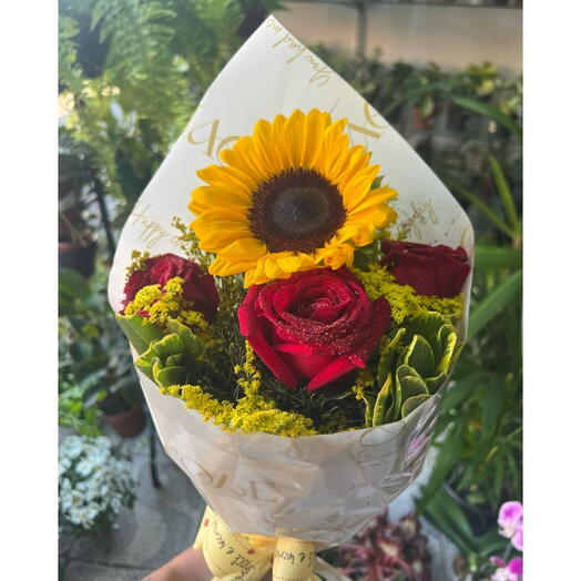 Trio de Rosas Vermelhas com Girassol