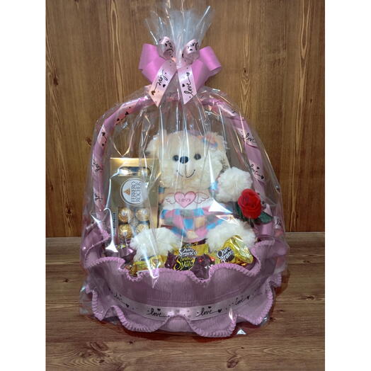 Cesta Romântica Rosa com Urso, Ferreiro Rocher e Bombons