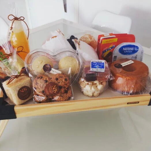 Bandeja de cafe com pães