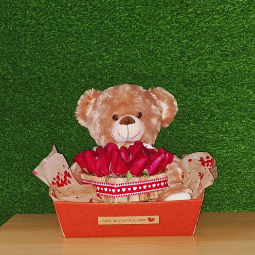 Cesta com Urso, pelucia e rosas no coração de madeira