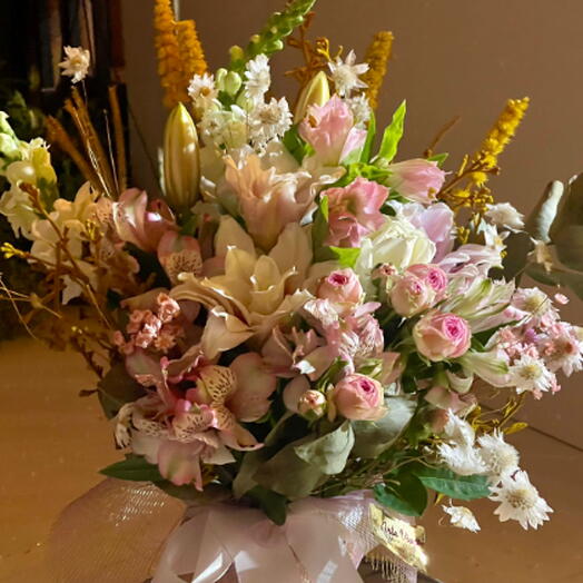 Arranjo Com 3 Rosas e Flores Nobres