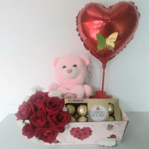 Caixa com 7 rosas pelucia 8 chocolates e balão