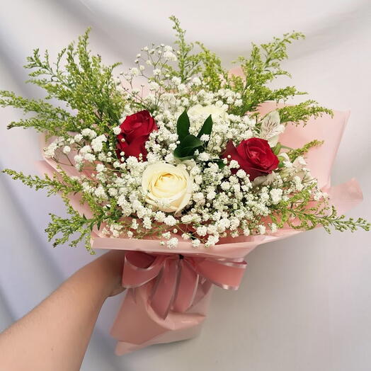 Buquê de 4 Rosas Brancas e Vermelhas