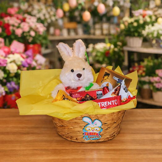 Cesta de pascoa com chocolates e coelho de pelucia