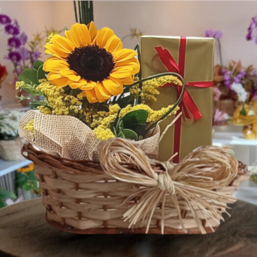 GIRASSOL NA CESTA DUPLA DE VIME E CAIXA DE BOMBOM LACTA/NESTLE DE 250G