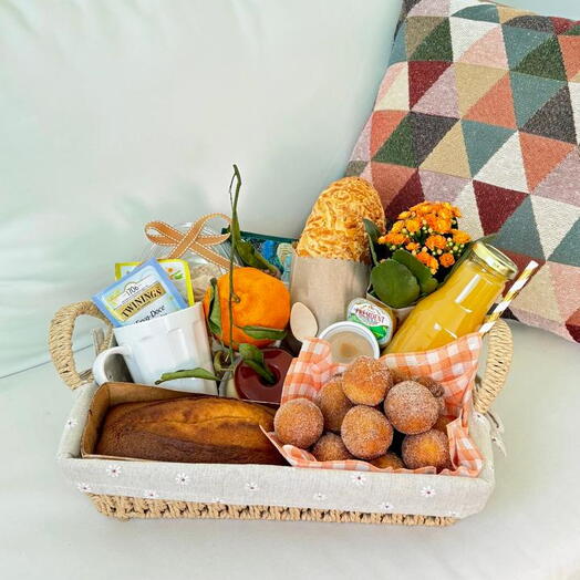 Cesta de Cafe da Manhã especial com bolinho de chuva da vovo
