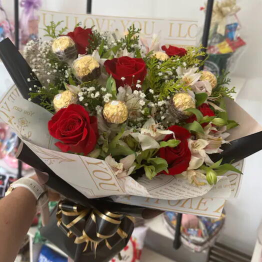 Buquê 6 Rosas e 8 Ferreros Rocher