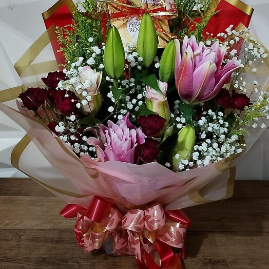 Buquê de Lirios Rosas com Ferrero Rocher com Cx4